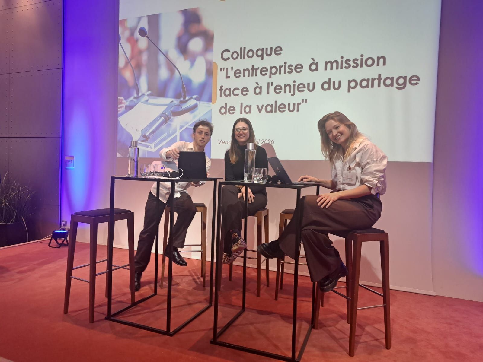 L'équipe du projet devant l'écran du colloque