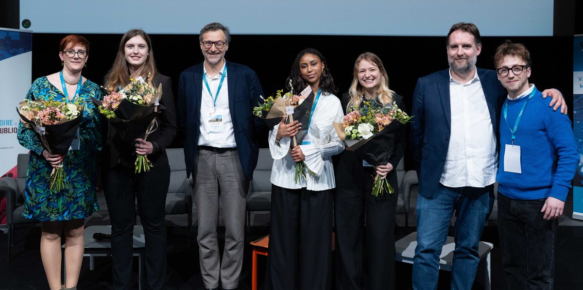 L'équipe du projet lors de la clôture avec bouquets de fleurs